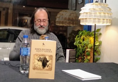 Luis Miguel Domínguez, presenta su libro “ Hapa na sasa. Aquí y ahora”